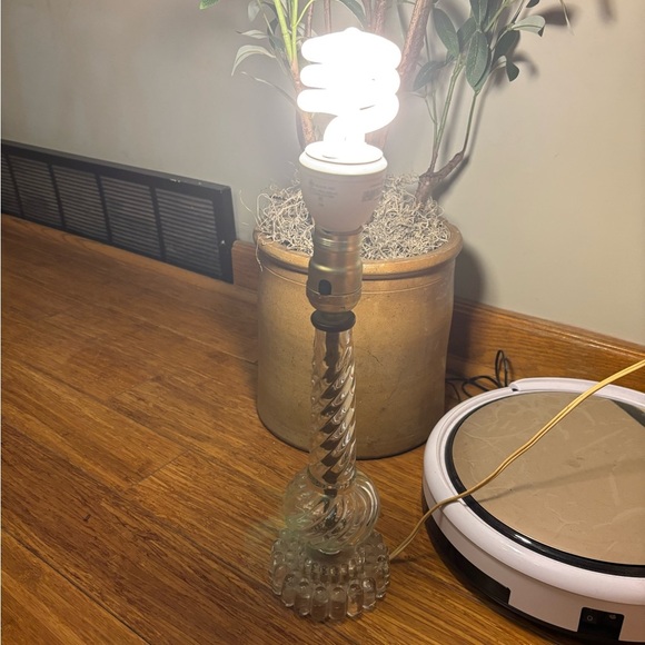 Elegant Vintage Brass and Swirl Clear Glass Table Lamp - Picture 8 of 8